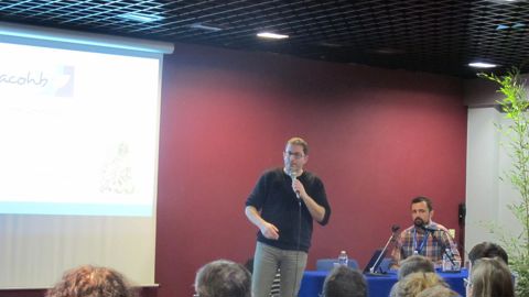 La matinée technique d’Astredhor, au salon Sival 2018, a permis de faire un point sur les expérimentations, les recherches et les outils disponibles contre les pathogènes. Sur la photo : Alain Ferre, responsable de la station Arexhor Pays de la Loire, et en arrière-plan Marc-Antoine Cannesan, d’Astredhor Seine-Manche. © Léna Hespel